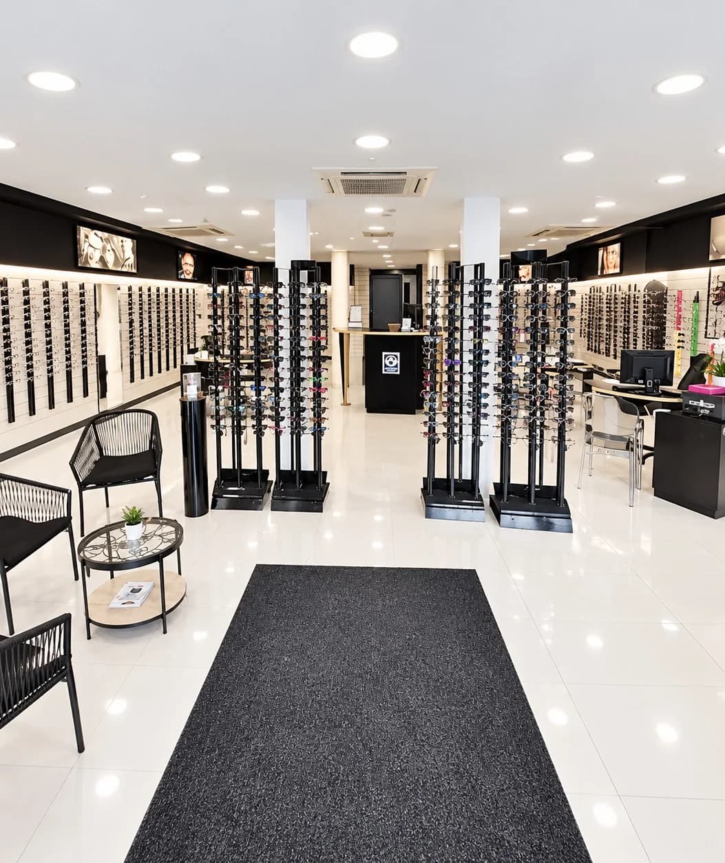 Intérieur de la boutique Optistyl à Charleville-Mézières